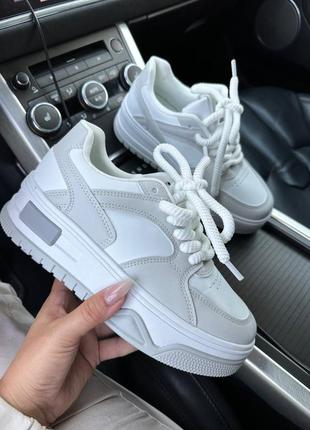 Легкие и удобные кроссовки