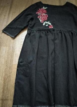 Джинсовое платье оверсайз с необработанным краем и вышивкой платья вышиванка3 фото