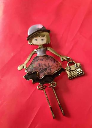 Креативна брошка дівчинка у капелюшку з сумочкою