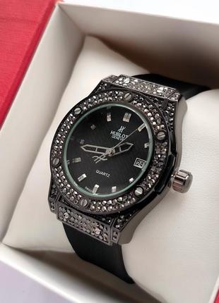 Женские наручные часы черного цвета с камушками, каучуковый ремешок3 фото