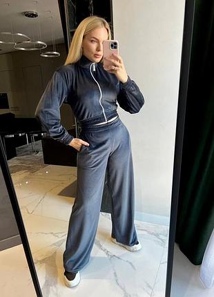 Велюровый прогулочный костюм