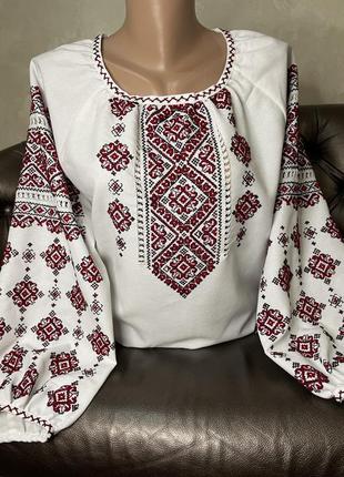 Стильна жіноча вишиванка на білому домотканому полотні ручної роботи. ж-2176