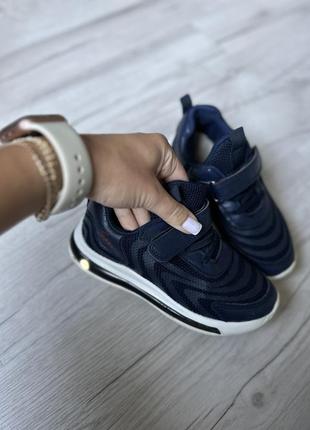 Кроссовки на мальчика ( состояние  5+) осенние