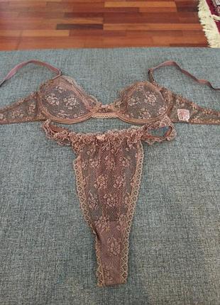 Красивый нежный кружевной комплект белья