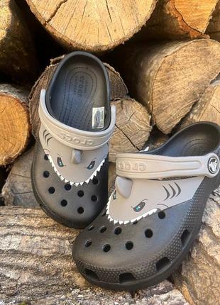 Детские кроксы сабо crocs kids fun lab classic i am shark clog black черные1 фото