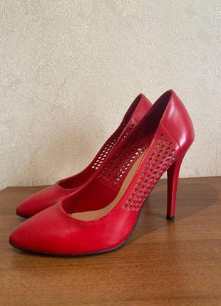 Красные кожаные туфли с острым носиком 39р.2 фото