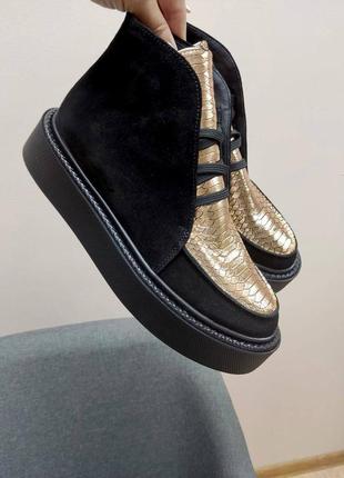 Чорні замшеві черевики хайтопи з золотавою шкіряною вставкою3 фото