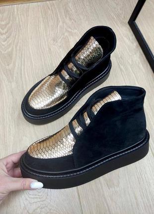 Черные замшевые ботинки хайтопы с золотистой кожаной вставкой1 фото