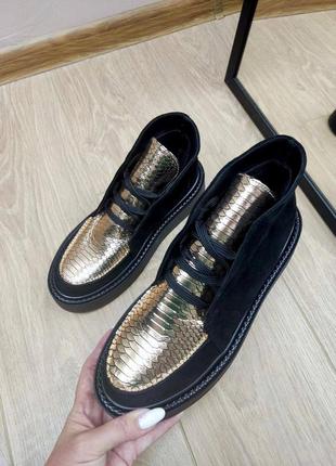 Чорні замшеві черевики хайтопи з золотавою шкіряною вставкою2 фото