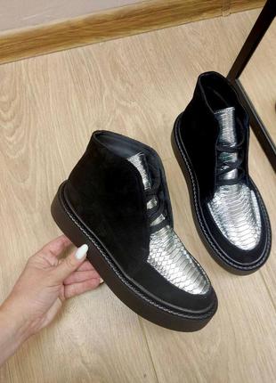 Черные замшевые ботинки хайтопы с серебристой кожаной вставклю6