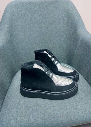 Черные замшевые ботинки хайтопы с серебристой кожаной вставклю63 фото