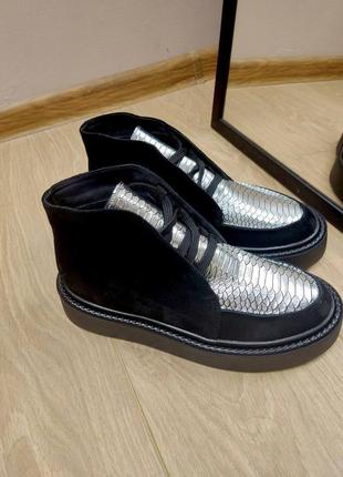 Черные замшевые ботинки хайтопы с серебристой кожаной вставклю62 фото
