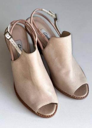 Шкіряні англійські босоніжки туфлі clarks з оригінальним каблуком