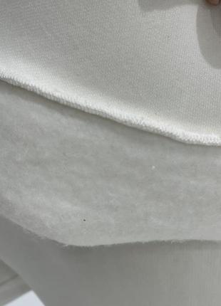 Теплое худи на флисе в белом цвете3 фото