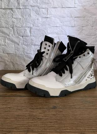 Стильные кроссовки с заклепками