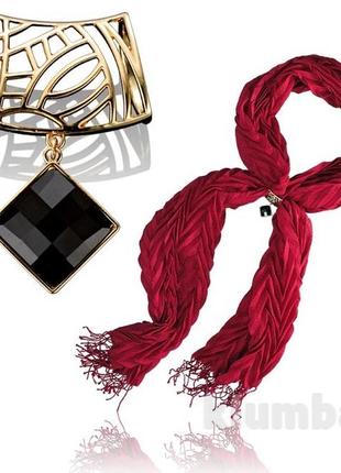 Красный шарф с брошью