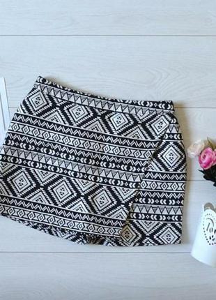 Юбка-шорти з чорно- білим орнаментом