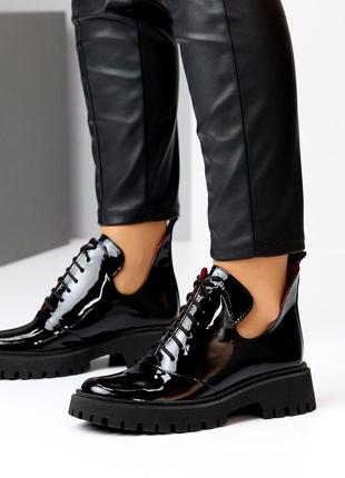 Натуральные кожаные лакированные черные демисезонные туфли - ботинки на шнуровке3 фото