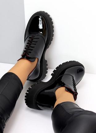 Натуральные кожаные лакированные черные демисезонные туфли - ботинки на шнуровке2 фото