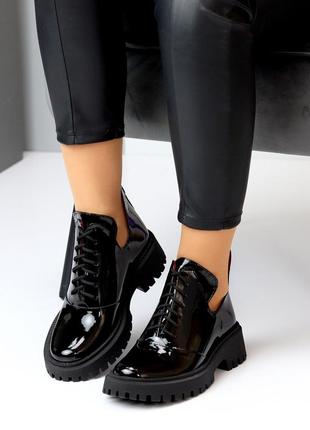 Натуральные кожаные лакированные черные демисезонные туфли - ботинки на шнуровке4 фото