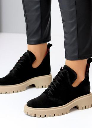 Натуральные замшевые черные демисезонные туфли - ботинки на шнуровке на бежевой подошве