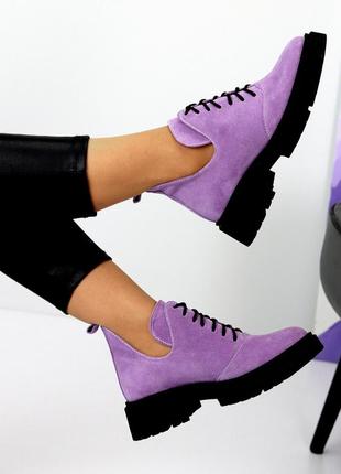 Натуральные замшевые демисезонные туфли - ботинки сиреневого цвета на шнуровке на черной подошве9 фото
