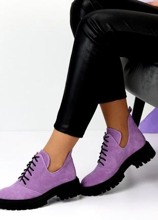 Натуральные замшевые демисезонные туфли - ботинки сиреневого цвета на шнуровке на черной подошве8 фото