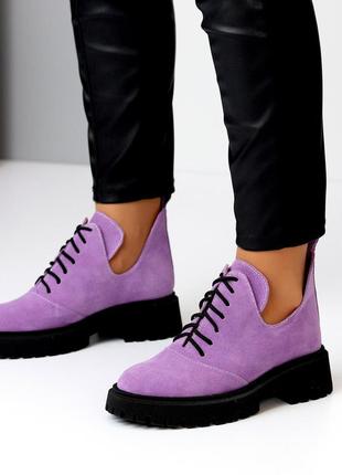 Натуральные замшевые демисезонные туфли - ботинки сиреневого цвета на шнуровке на черной подошве5 фото
