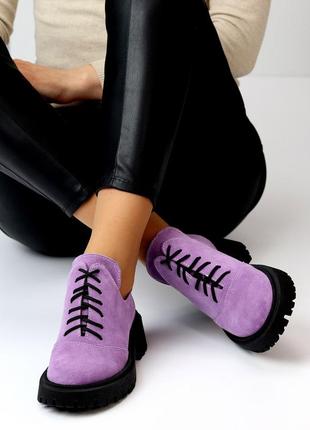 Натуральные замшевые демисезонные туфли - ботинки сиреневого цвета на шнуровке на черной подошве6 фото
