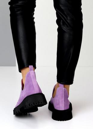 Натуральные замшевые демисезонные туфли - ботинки сиреневого цвета на шнуровке на черной подошве10 фото