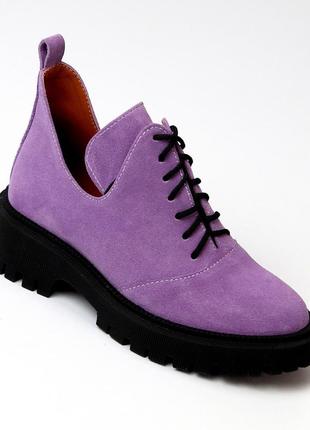 Натуральные замшевые демисезонные туфли - ботинки сиреневого цвета на шнуровке на черной подошве