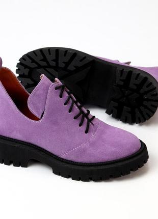 Натуральные замшевые демисезонные туфли - ботинки сиреневого цвета на шнуровке на черной подошве3 фото