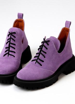 Натуральные замшевые демисезонные туфли - ботинки сиреневого цвета на шнуровке на черной подошве4 фото