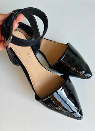 Элегантные лакированные туфли лодочки на низком каблуке с закрытым носком в стиле old money 38 392 фото