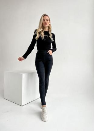 Теплые джеггинсы на флисе с завышенной талией джинсы брюки скинни облегающие на резинке базовые стильные черные6 фото