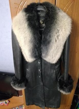 Кожаное пальто с воротником из натурального меха1 фото
