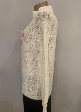 Нежный эффектный свитер с вышивкой ручной вязки3 фото