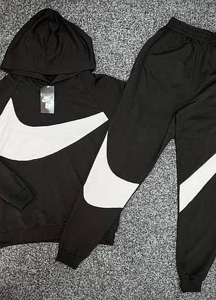 Чоловічий спортивний костюм