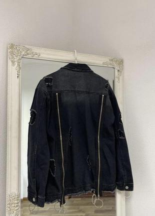 Невероятная джинсовая куртка с интересными деталями missguided6 фото