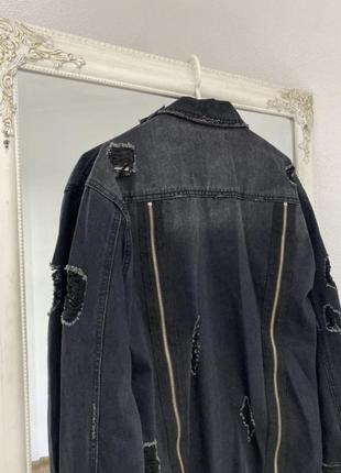 Невероятная джинсовая куртка с интересными деталями missguided5 фото