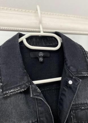 Невероятная джинсовая куртка с интересными деталями missguided7 фото