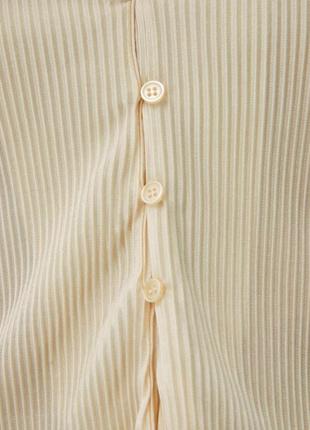 Женские рубашки и блузки bershka  ⁇  плиссированная атласная рубашка с длинным рукавом - обычный крой кремового цвета5 фото
