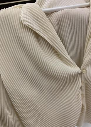 Женские рубашки и блузки bershka  ⁇  плиссированная атласная рубашка с длинным рукавом - обычный крой кремового цвета9 фото