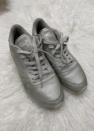 Кроссовки reebok classic серебрянные , на размер ноги 25 см.1 фото