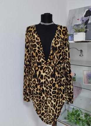 Стильное платье леопард, по фигуре, батальное,v подобное вырез