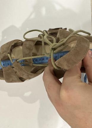 Босоніжки на танкетці мокко з завʼязками6 фото