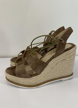 Босоніжки на танкетці мокко з завʼязками3 фото