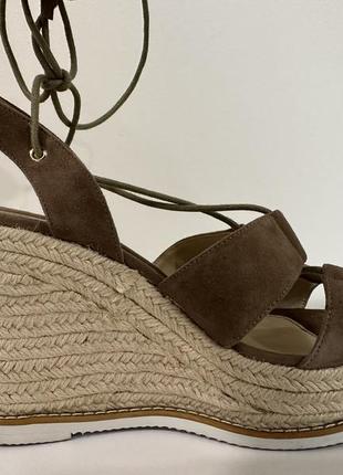 Босоніжки на танкетці мокко з завʼязками5 фото