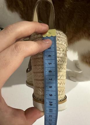 Босоніжки на танкетці мокко з завʼязками7 фото