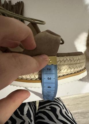 Босоніжки на танкетці мокко з завʼязками8 фото